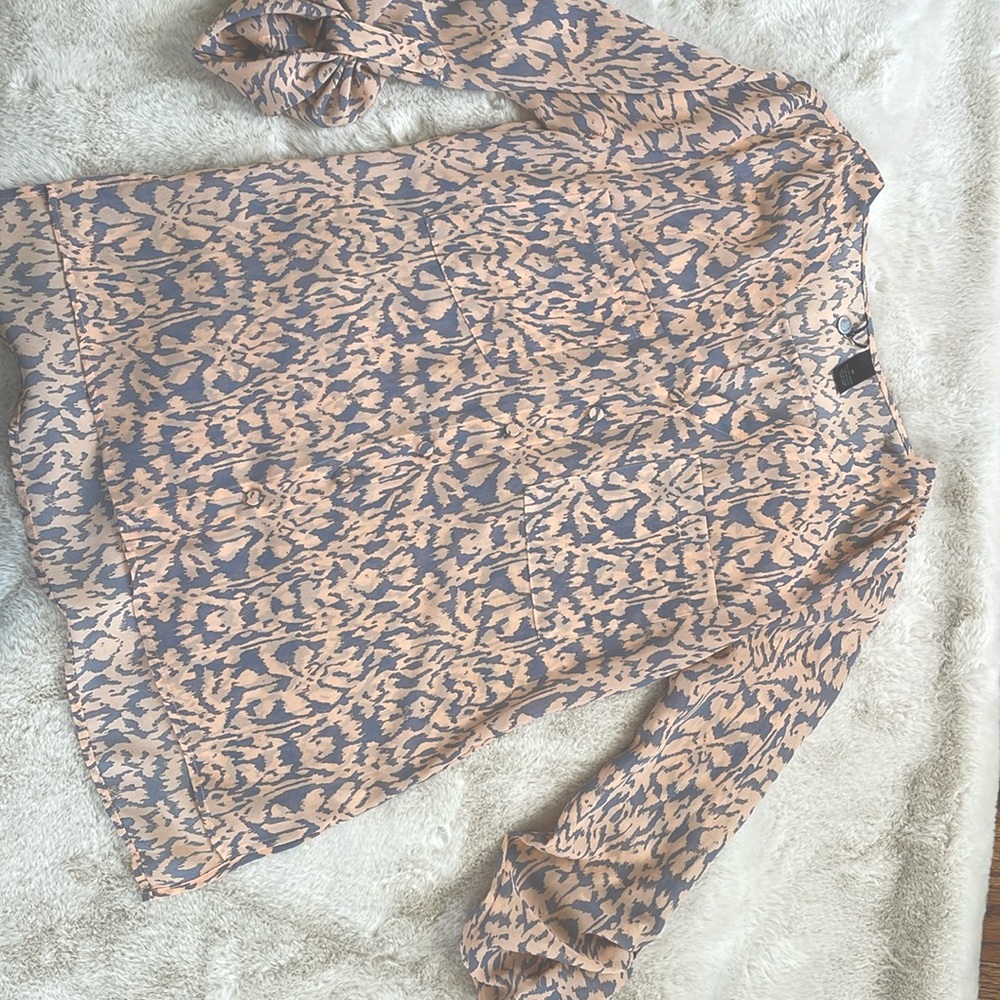 BKE Boutique light peach and gray blouse. Size Medium.